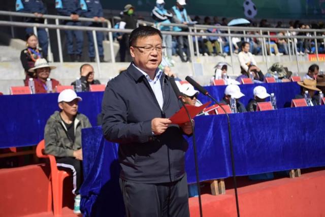 姚明回乡参加婚礼，笑容满面醉意微醺，父亲的身影如影随形